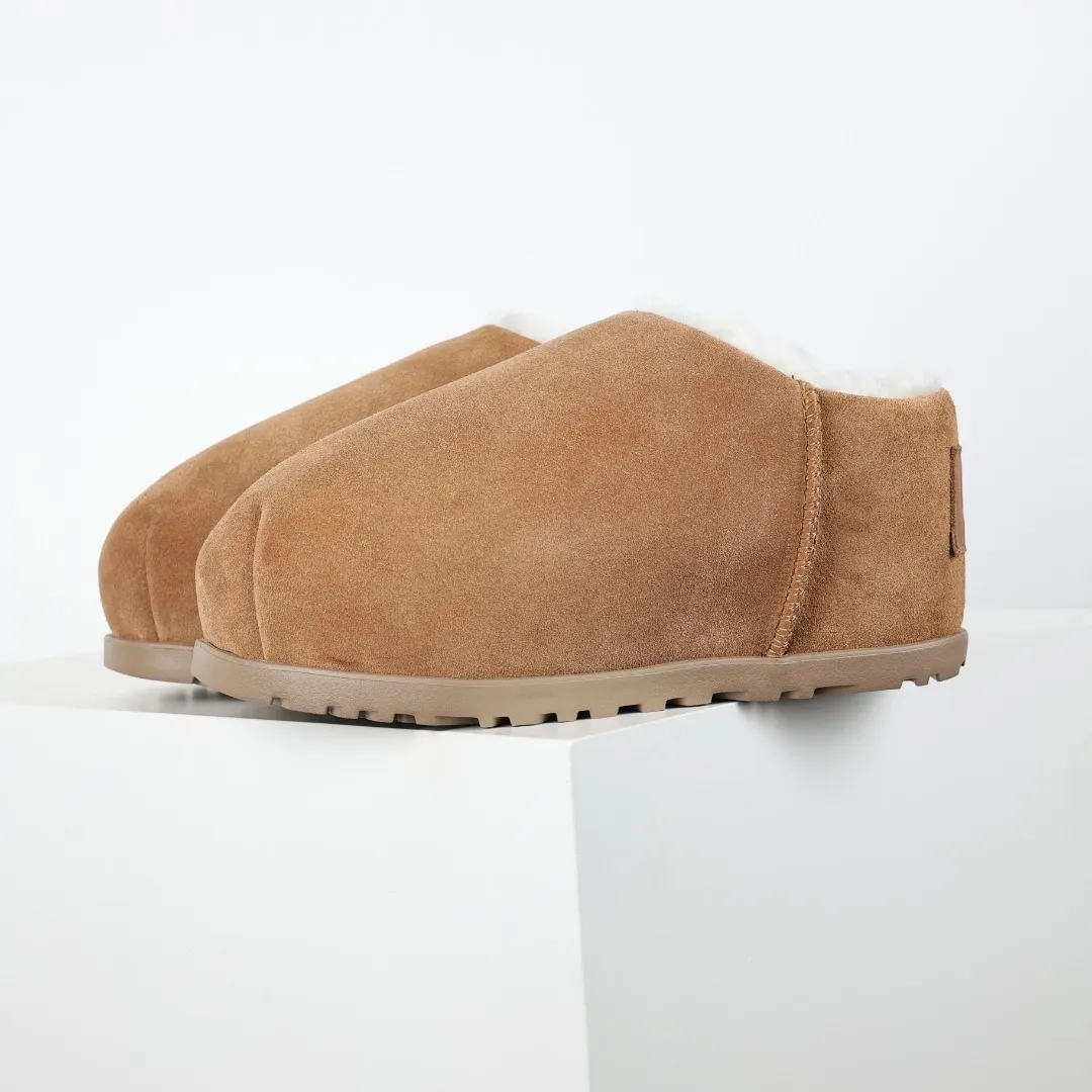 Pick up locally 💰660 Core recommended good price It is a very suitable choice for keeping warm in winter and at home. In the new year, uug has launched a series of styles, which are partial to the preferences of young consumers and have also moved to the forefront of fashion trends. Shoe body material Water-repellent coated suede upper 17mm UGGPURE™ implanted wool insole Lightweight non-slip comfortable rubber outsole With brand LOGO trademark Comes with a full set of packaging Size: 35 36 37 38 39 40